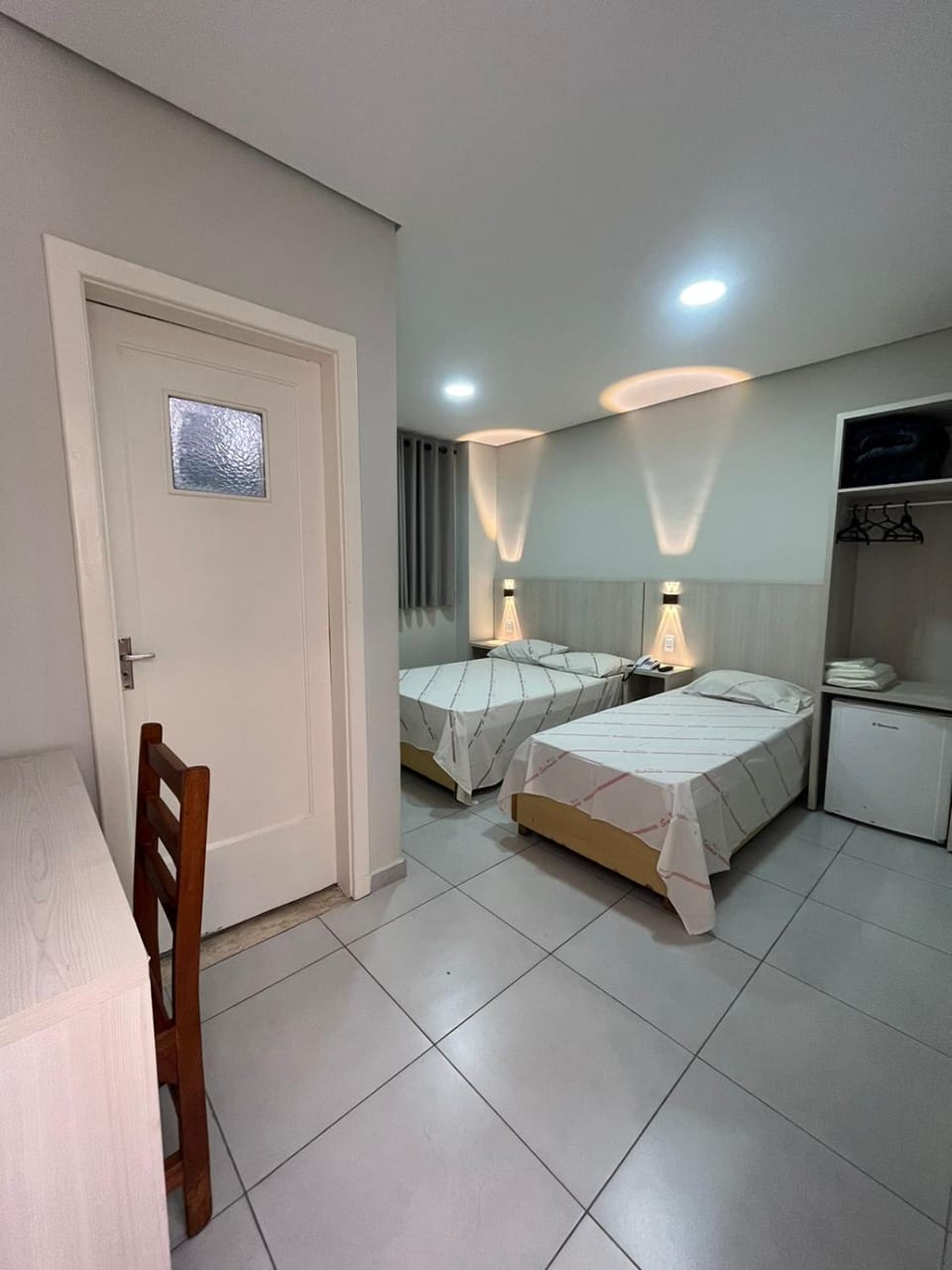 Bed, TV and multimedia, Photo of the whole room, Bedroom, towels