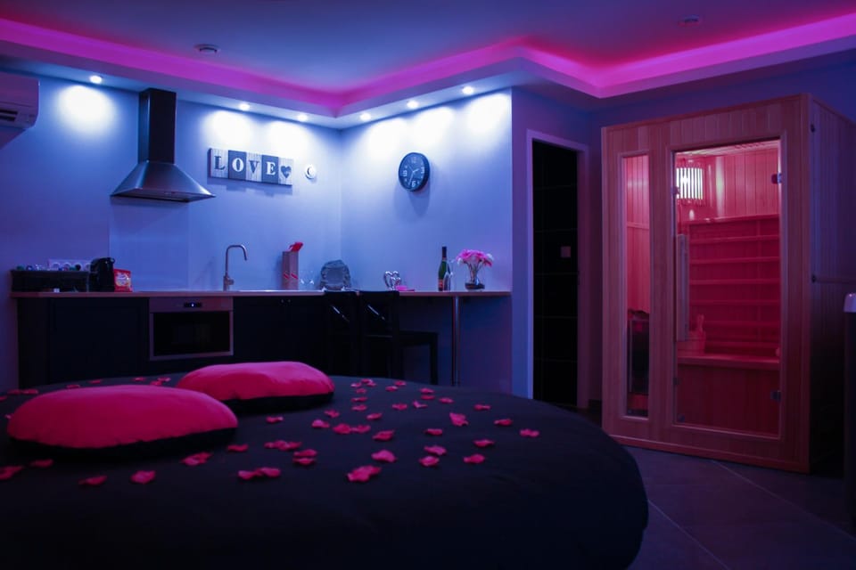 Nuit vip spa sauna privatif Love hotel in Provence-Alpes-Côte d'Azur