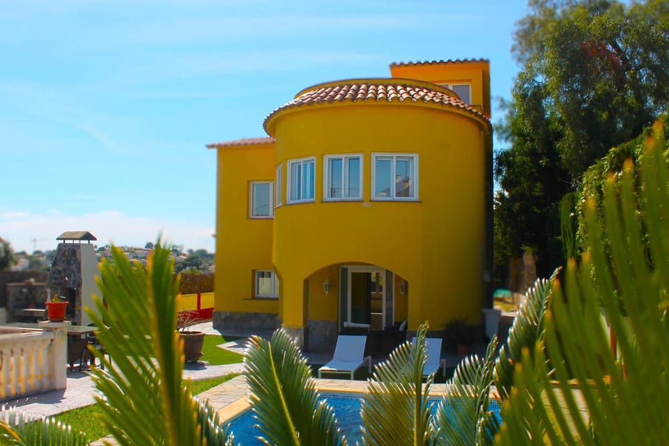 House with Pool and Sea Views Villa in Maresme