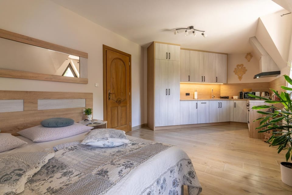 Toilet, Bed, Kitchen or kitchenette, Photo of the whole room, Dining area, Bedroom, Mountain view, dishwasher, internet