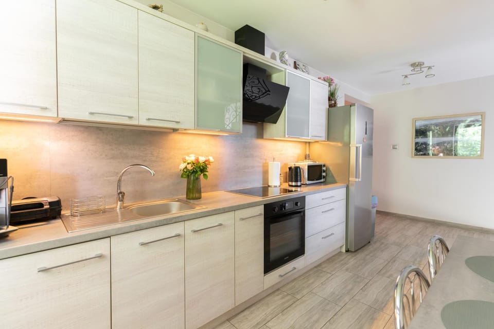 Kitchen or kitchenette, Communal kitchen, microwave, oven, stove, kitchen