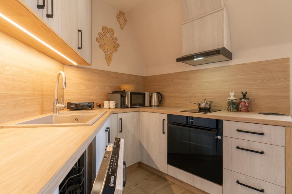 Coffee/tea facilities, dishwasher, microwave, oven, stove, wardrobe