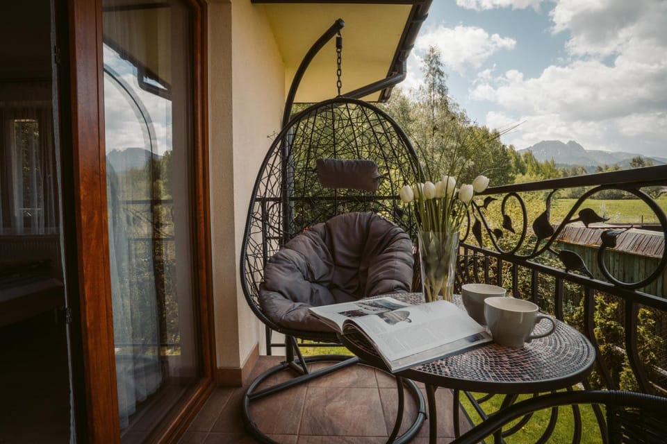 Natural landscape, View (from property/room), Balcony/Terrace, Seating area, Mountain view