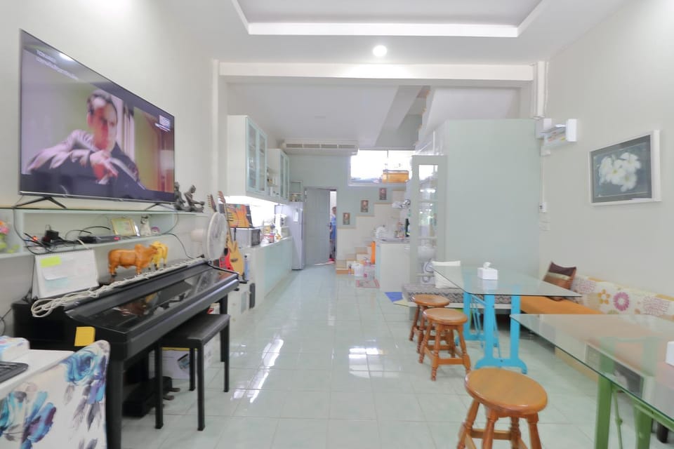 Restaurant/places to eat, Kitchen or kitchenette