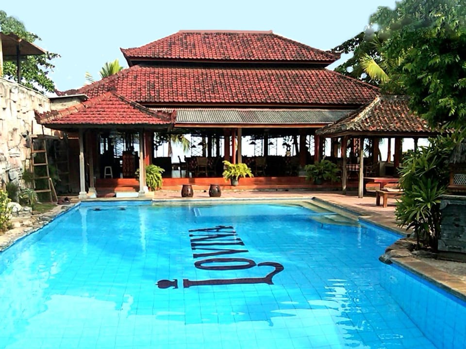 Property building, Restaurant/places to eat, Restaurant/places to eat, Swimming pool, Swimming pool