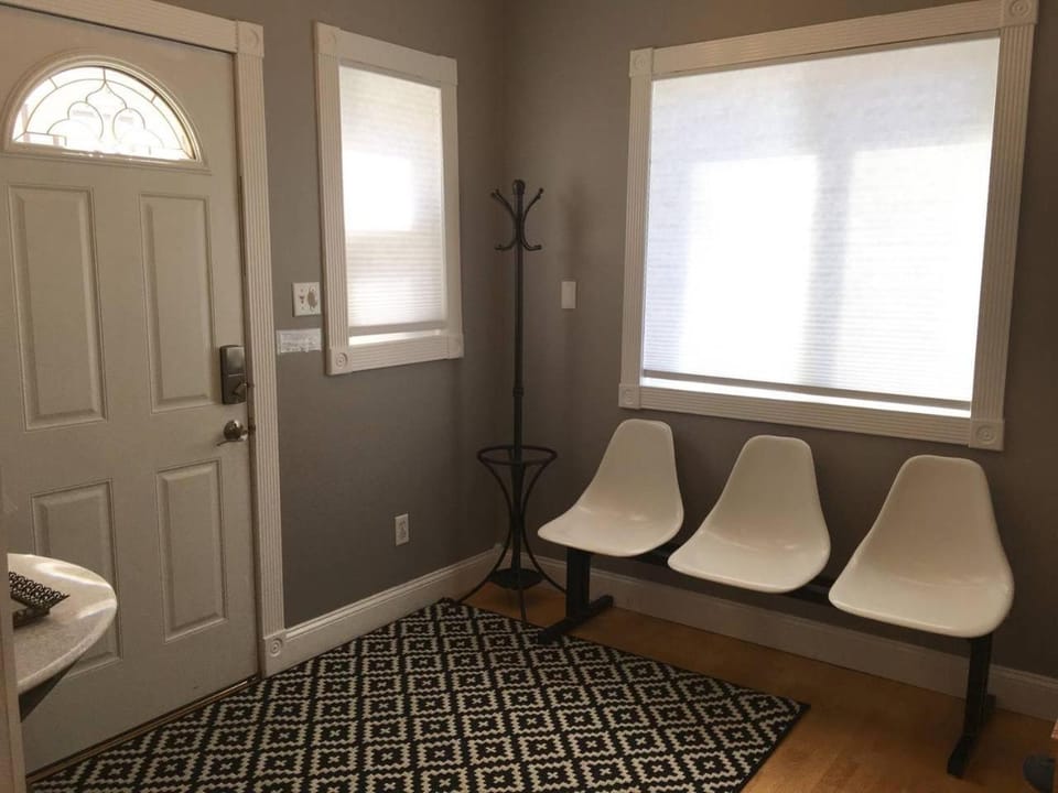 ~*30min to Downtown*~ THE COSMOPOLITAN House in Roslindale