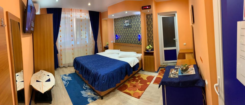 Bed, TV and multimedia, Photo of the whole room, Bedroom, towels, air conditioner