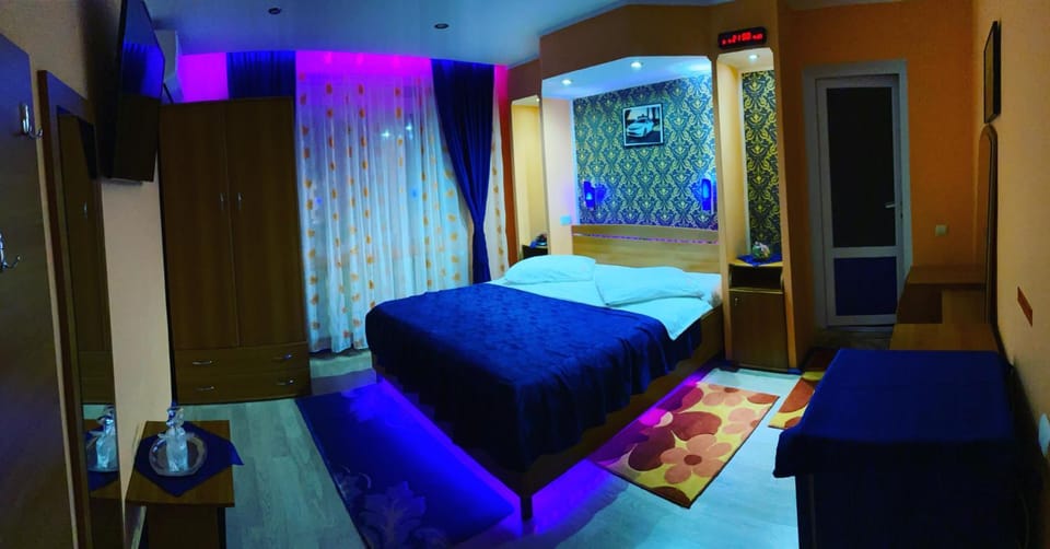 Bed, TV and multimedia, Photo of the whole room, Bedroom