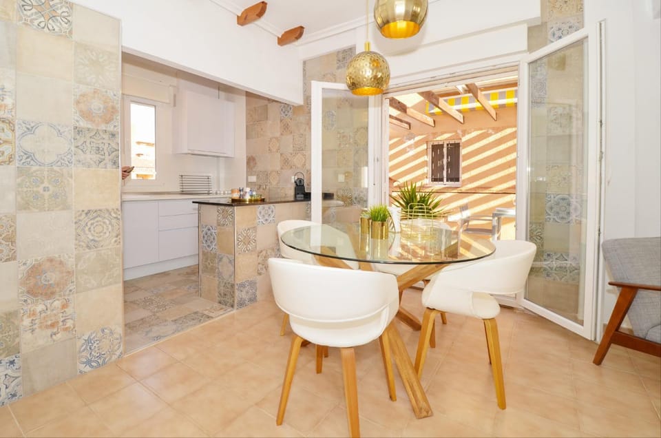 Kitchen or kitchenette, Dining area