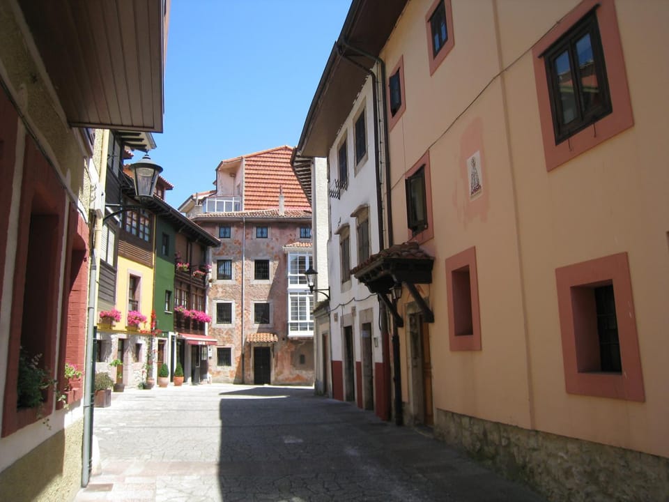 Facade/entrance, Street view, Location