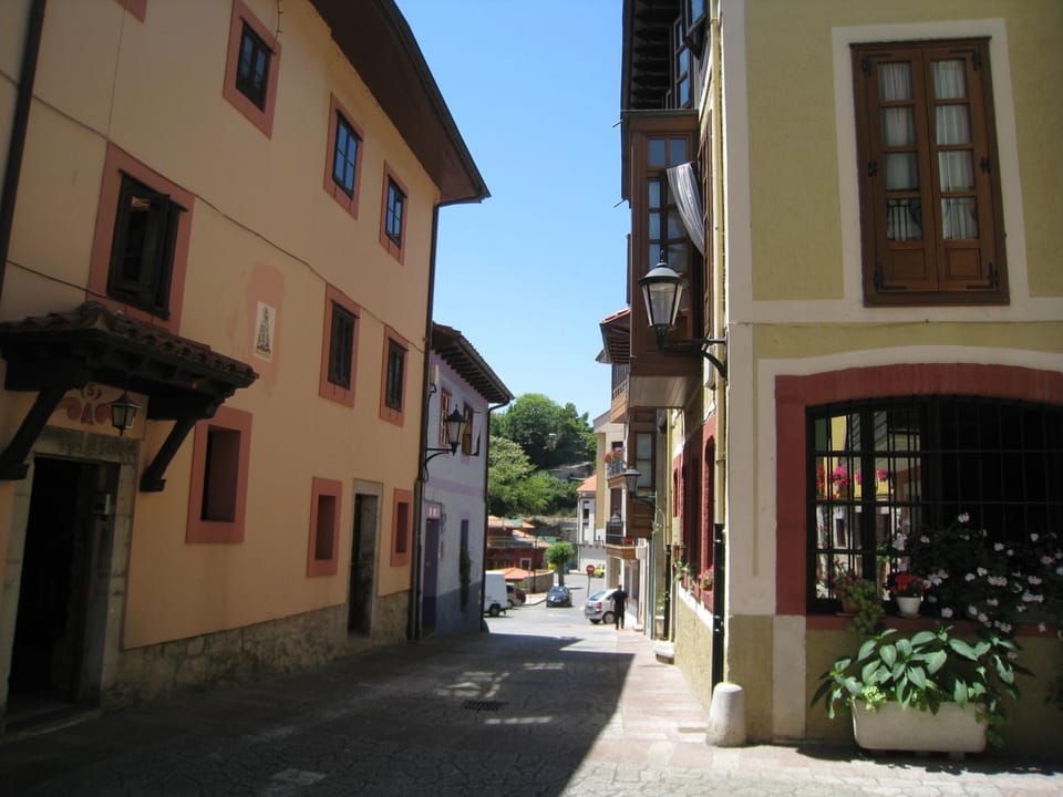 Facade/entrance, Street view, Location