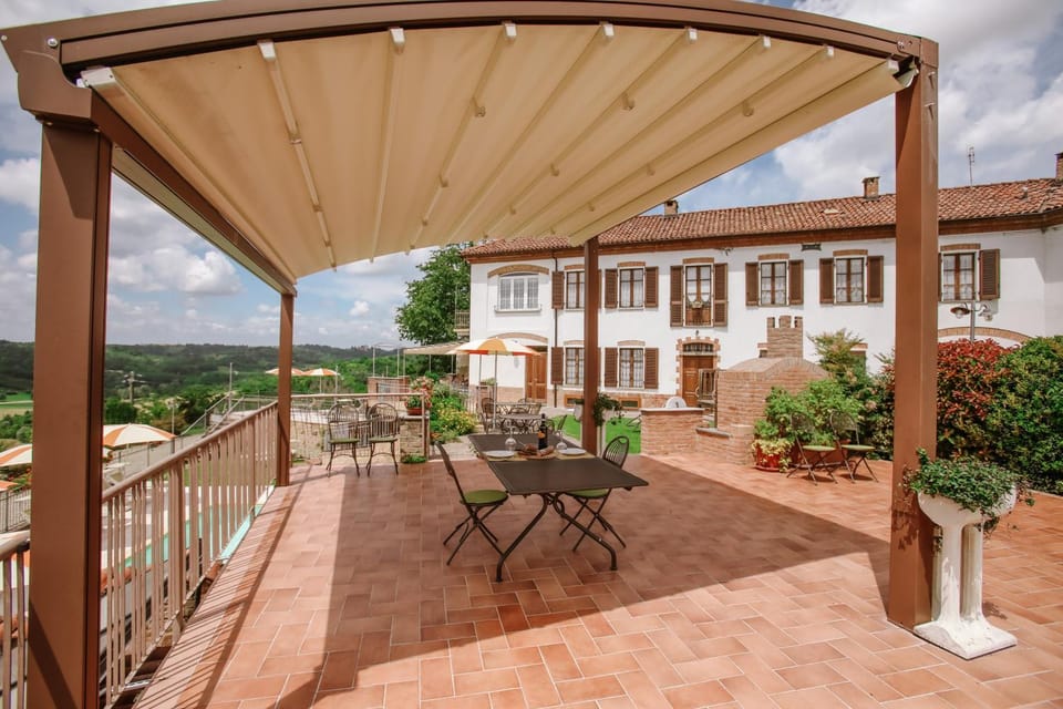 Property building, Patio, Garden, Balcony/Terrace