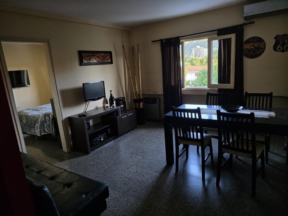 TV and multimedia, Seating area, Dining area