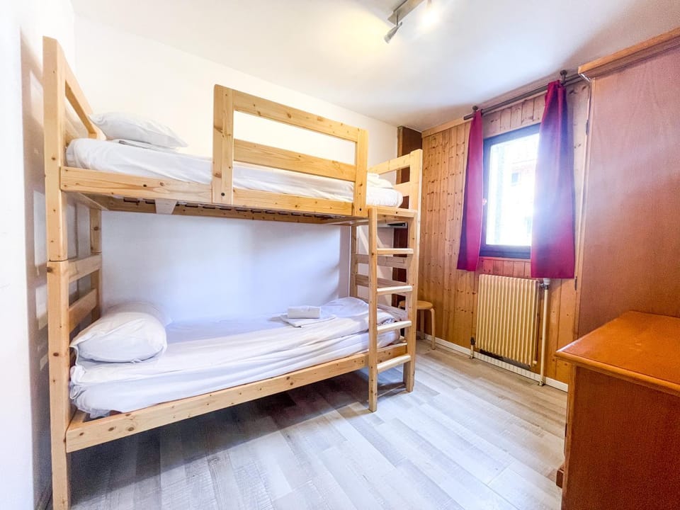 Bedroom, bunk bed