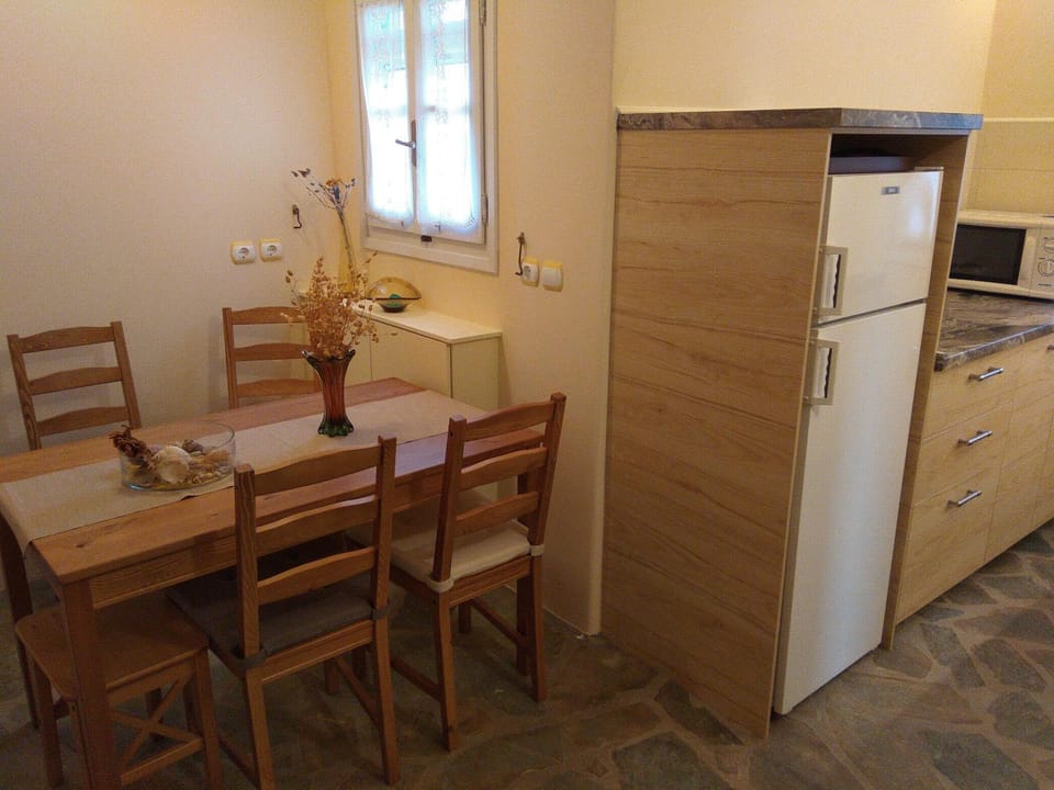Kitchen or kitchenette, Seating area