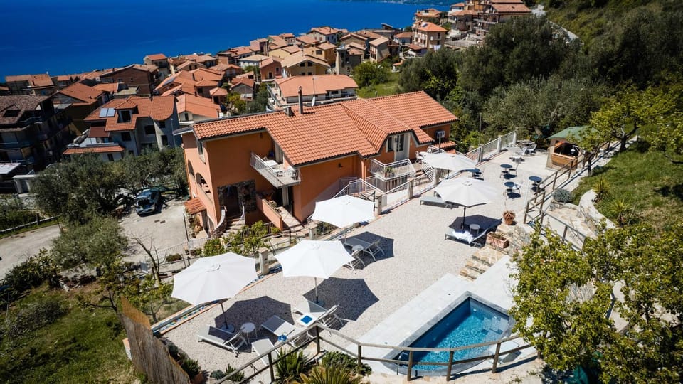 Property building, Hot Tub, Solarium, Balcony/Terrace, Swimming pool