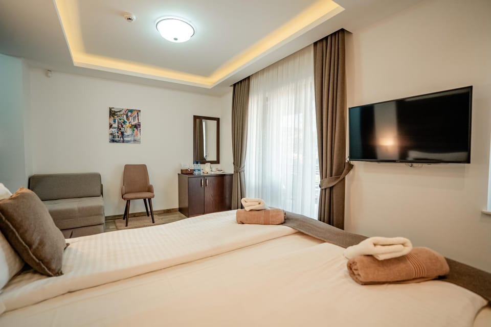 Bed, TV and multimedia, Photo of the whole room, Bedroom, towels