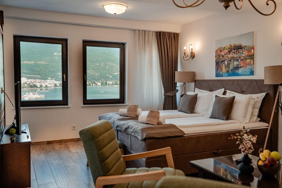 Bed, Photo of the whole room, Seating area