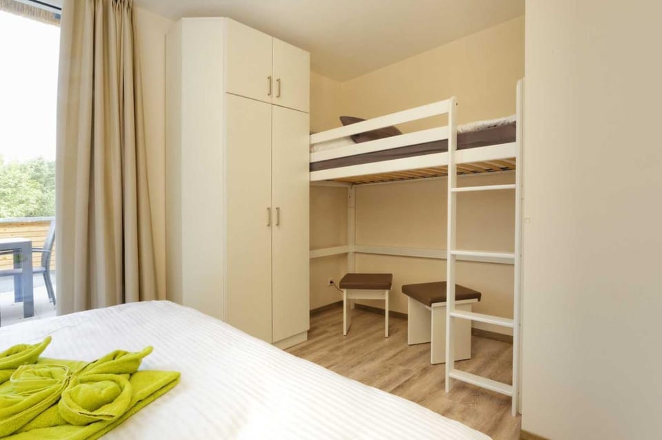 Bedroom, bunk bed