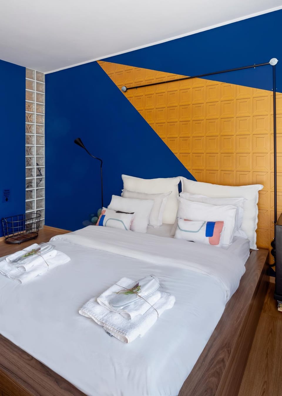 Bed, Bedroom, towels