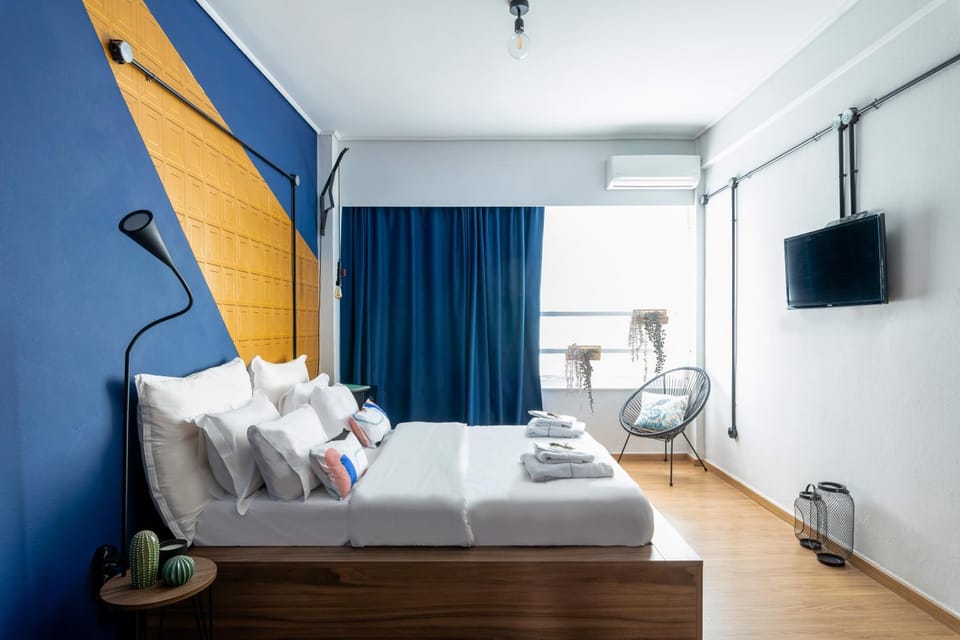 Bed, TV and multimedia, Bedroom, towels, air conditioner