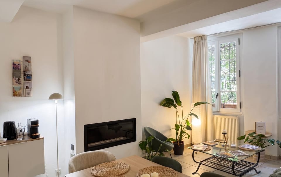 Toilet, Communal lounge/ TV room, Living room, Lobby or reception, Seating area, Breakfast