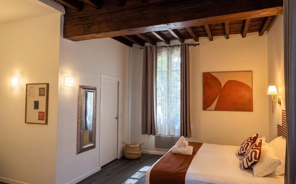 Bed, Living room, Photo of the whole room, Seating area, Bedroom