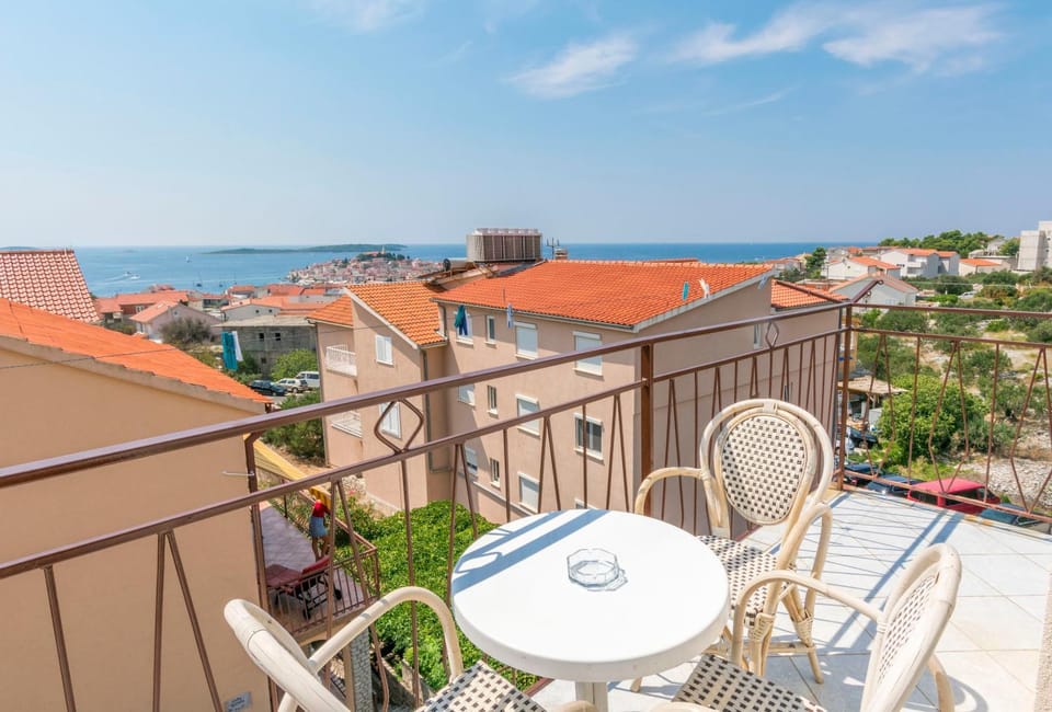 Property building, View (from property/room), Balcony/Terrace, City view, Sea view