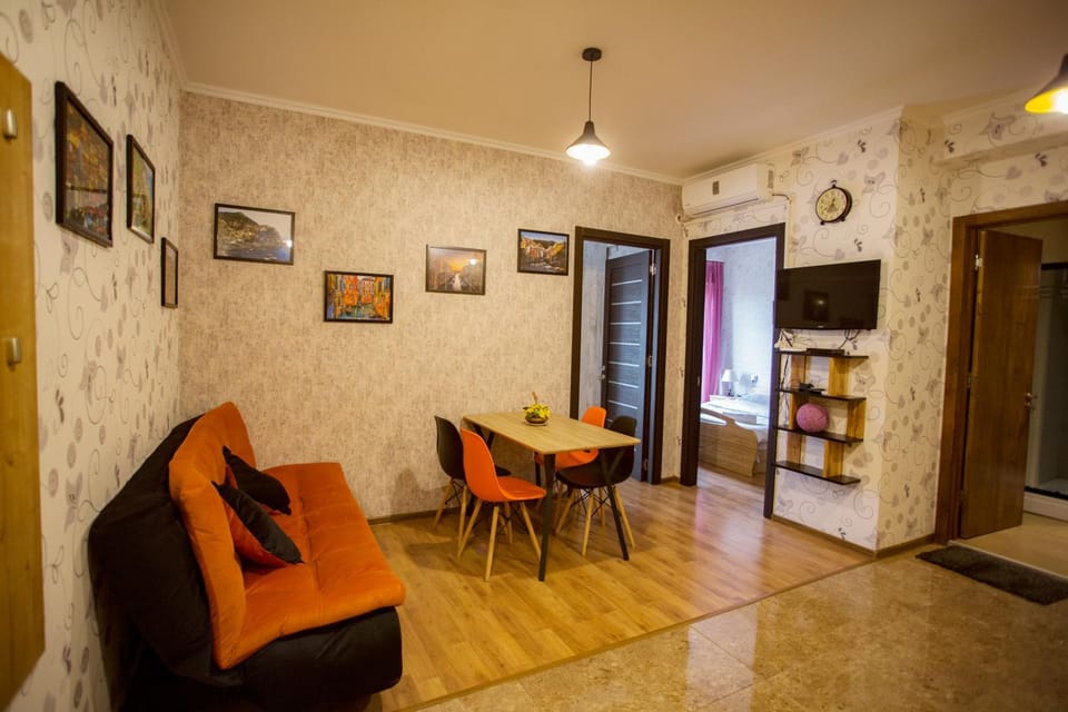 Coffee/tea facilities, Kitchen or kitchenette, Living room, Dining area