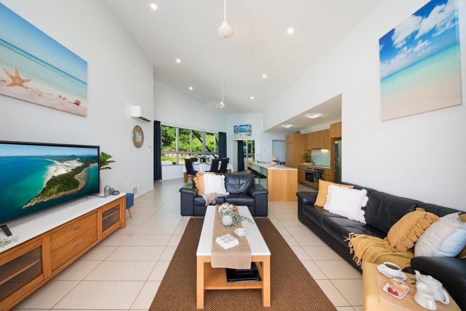 Sea Forever on Azure Seas - Airlie Beach Apartment in Airlie Beach