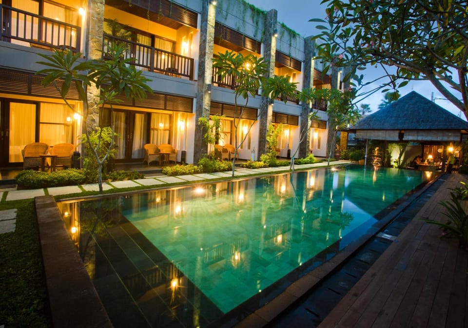 Facade/entrance, Garden, View (from property/room), Swimming pool, Swimming pool