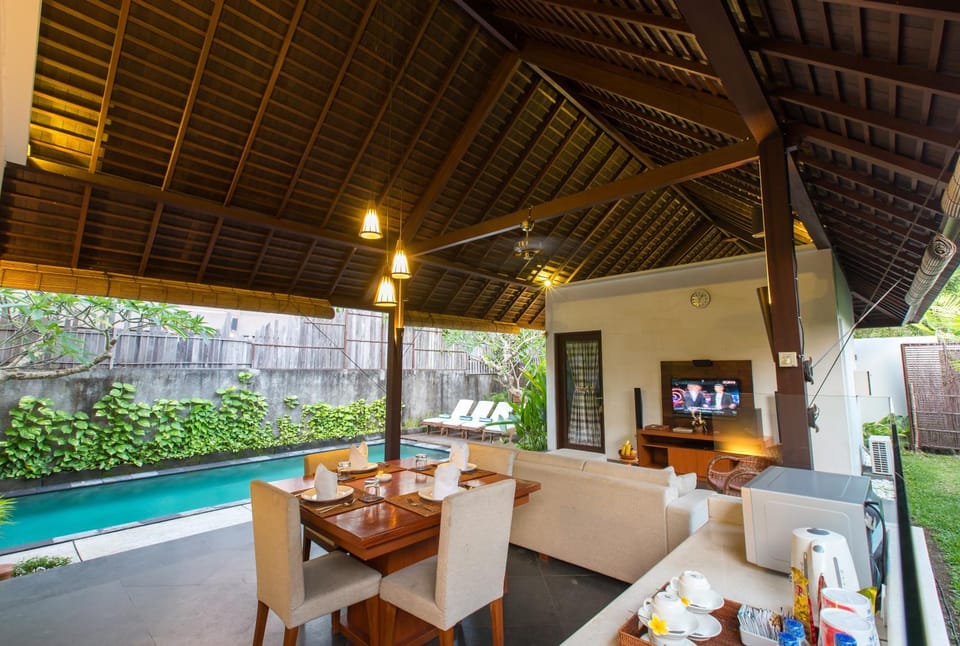 Living room, Dining area, Swimming pool, Swimming pool