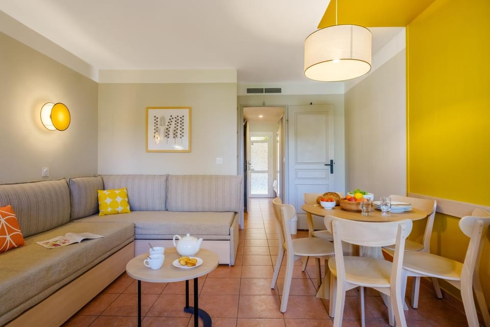 Kitchen or kitchenette, Living room, Food and drinks, Seating area, Dining area, Food