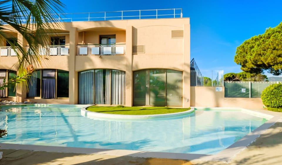 Property building, Patio, Day, Garden, Garden view, Pool view, Swimming pool, sunbed