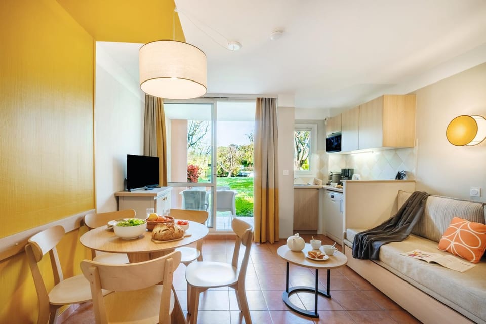 TV and multimedia, Kitchen or kitchenette, Living room, Food and drinks, Seating area, Dining area, Food