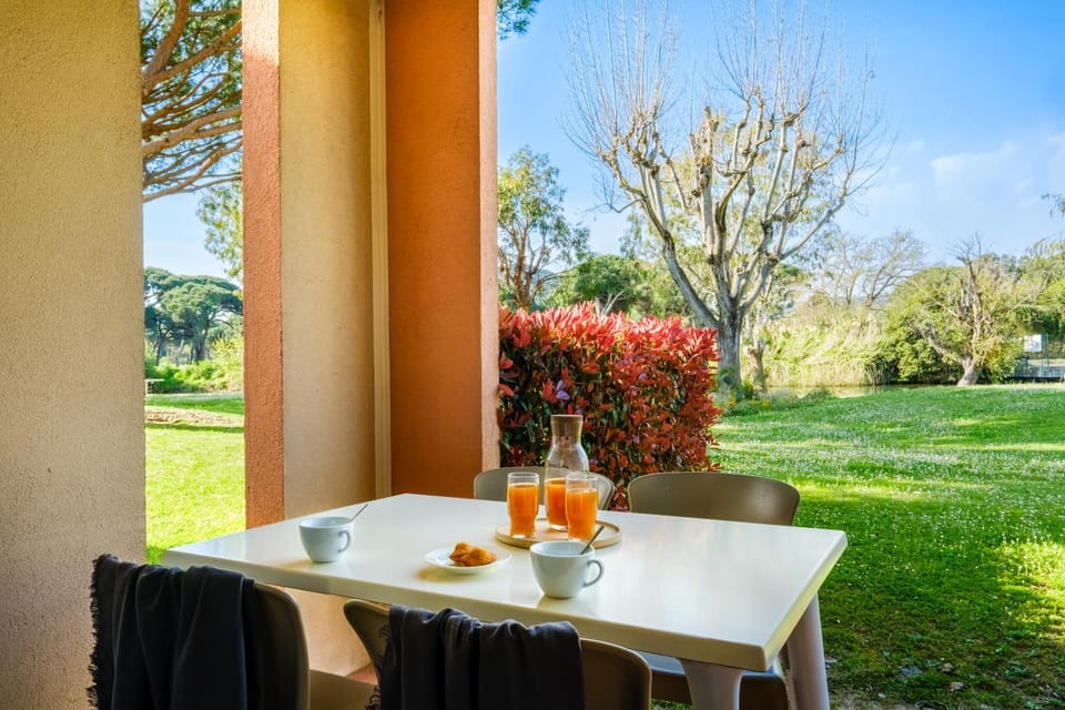 Patio, Spring, Day, Garden, Food and drinks, Dining area, Food, Garden view, Drinks, Alcoholic drinks