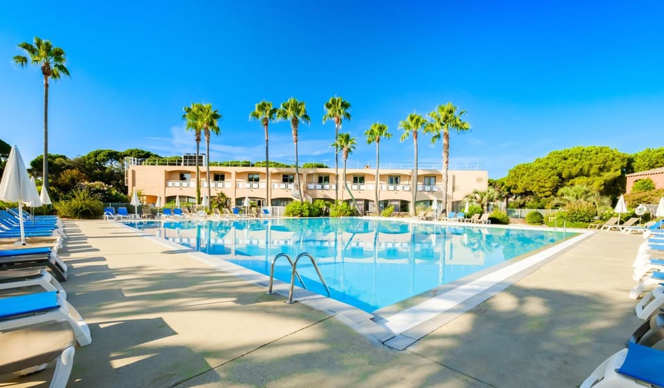 Property building, Spring, Day, Pool view, Swimming pool, sunbed