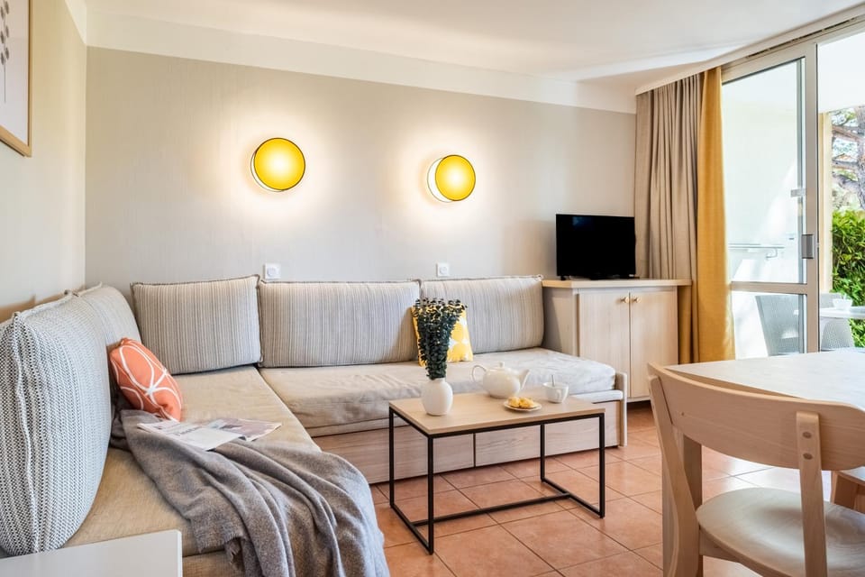Bed, TV and multimedia, Living room, Photo of the whole room, Seating area, Bedroom