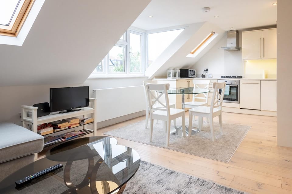Stylish 2 Bed Apartment in West Hampstead Apartment in London Borough of Camden