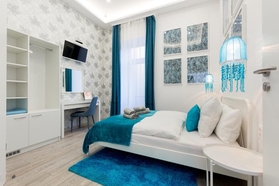 Bed, TV and multimedia, Photo of the whole room, Bedroom