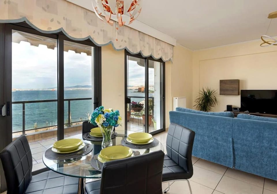 Natural landscape, TV and multimedia, View (from property/room), Balcony/Terrace, Decorative detail, Seating area, Dining area, City view, Sea view