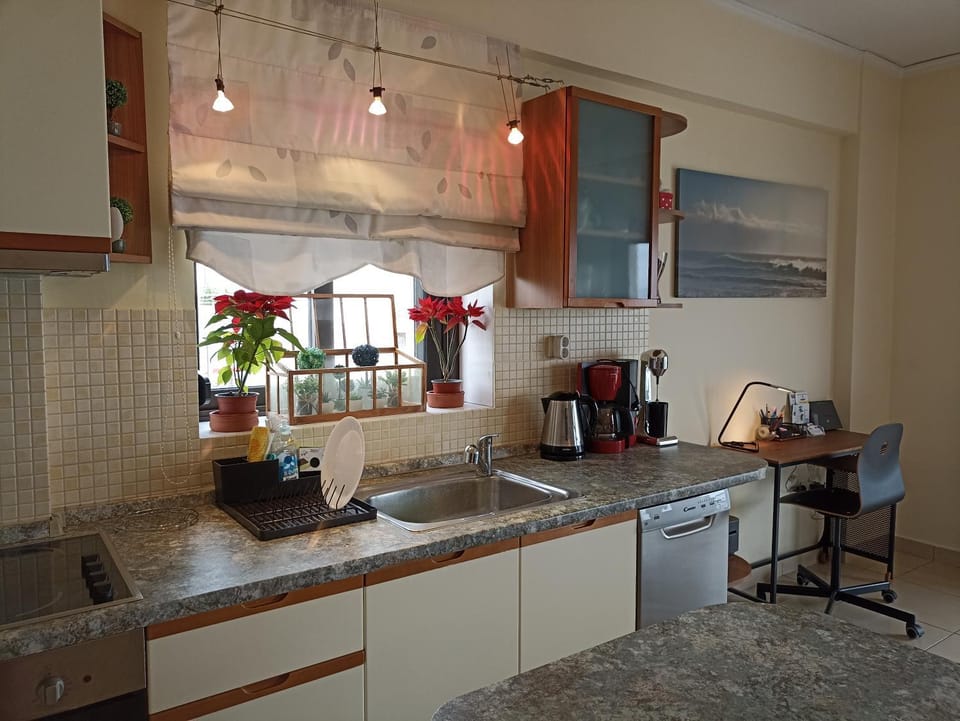 Coffee/tea facilities, Kitchen or kitchenette, Decorative detail, dishwasher, furniture, oven, stove
