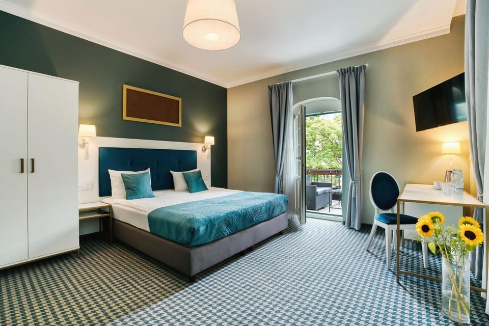 Bed, TV and multimedia, Balcony/Terrace, Photo of the whole room, Seating area, Bedroom