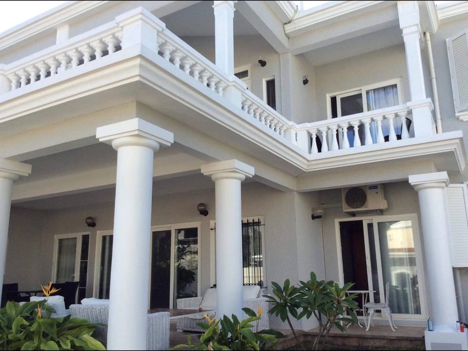 Property building, Patio, Facade/entrance