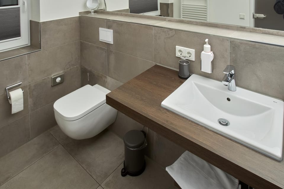 Toilet, Bathroom, towels