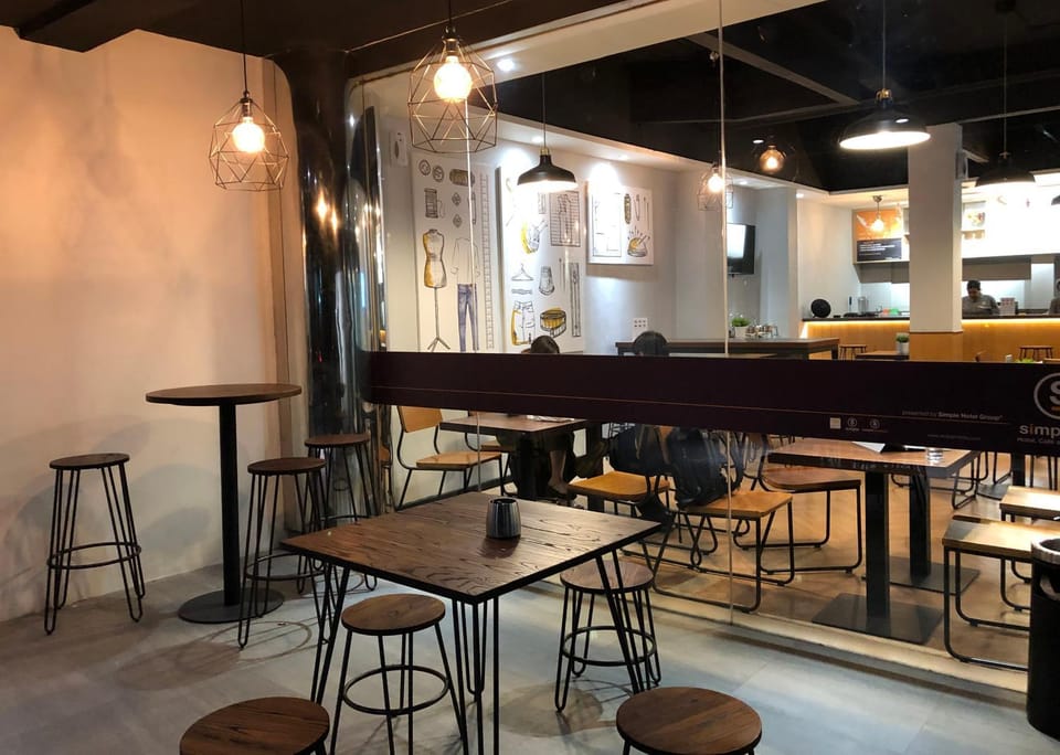 Restaurant/places to eat, Lounge or bar