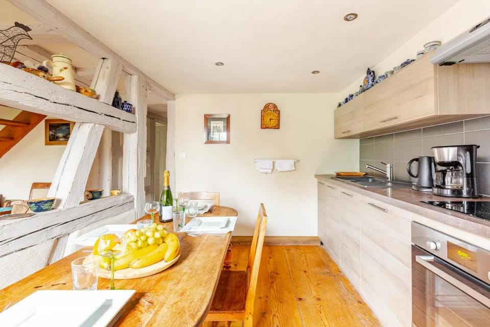 Coffee/tea facilities, Kitchen or kitchenette, Dining area, toaster
