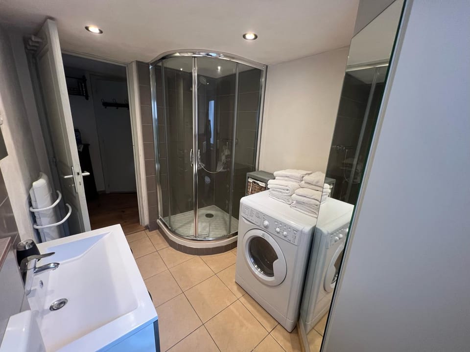 Shower, Bathroom, towels, washing machine