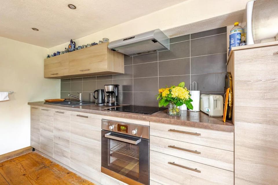 Coffee/tea facilities, Kitchen or kitchenette, stove, toaster