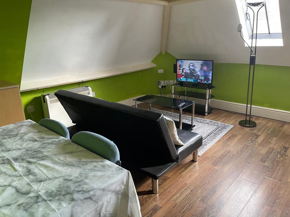 TV and multimedia, Living room, Seating area, Evening entertainment